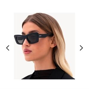 OTRA ZOE Black/Smoke Sunglasses